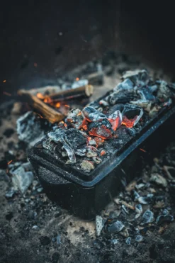 Valhal Outdoor Dutch Oven 8.4 Quarts / 8 Liter Met Pootjes Op De Deksel